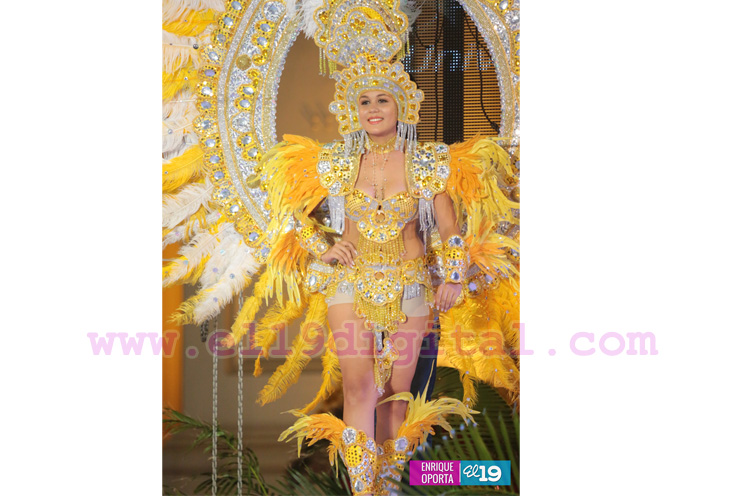 Candidatas a Reina del Carnaval desfilan en traje de fantas&iacute;a
